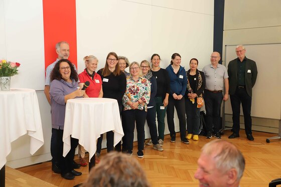 Das Kernteam, das den Prozess leitet (v. l.): Dekanatsassistentin Monika Weilguni, Günter Mahringer (Pfarre Linz-St. Margarethen), Ursula Zettler (Pfarre Linz-Don Bosco), Stefanie Hinterleitner (Dompfarre), Carmen Rolle (Altenheimseelsorgerin), Ange / © Franz Wurzinger (honorarfrei) Das Kernteam, das den Prozess leitet (v. l.): Dekanatsassistentin Monika Weilguni, Günter Mahringer (Pfarre Linz-St. Margarethen), Ursula Zettler (Pfarre Linz-Don Bosco), Stefanie Hinterleitner (Dompfarre), Carmen Rolle (Altenheimseelsorgerin), Ange