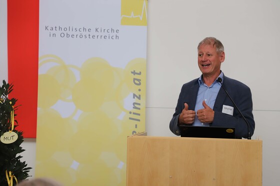Franz Gruber, Professor für Dogmatik und Ökumenische Theologie an der KU Linz, übernimmt in den nächsten beiden Jahren die inhaltliche Begleitung des Dekanats / © Franz Wurzinger (honorarfrei) Franz Gruber, Professor für Dogmatik und Ökumenische Theologie an der KU Linz, übernimmt in den nächsten beiden Jahren die inhaltliche Begleitung des Dekanats